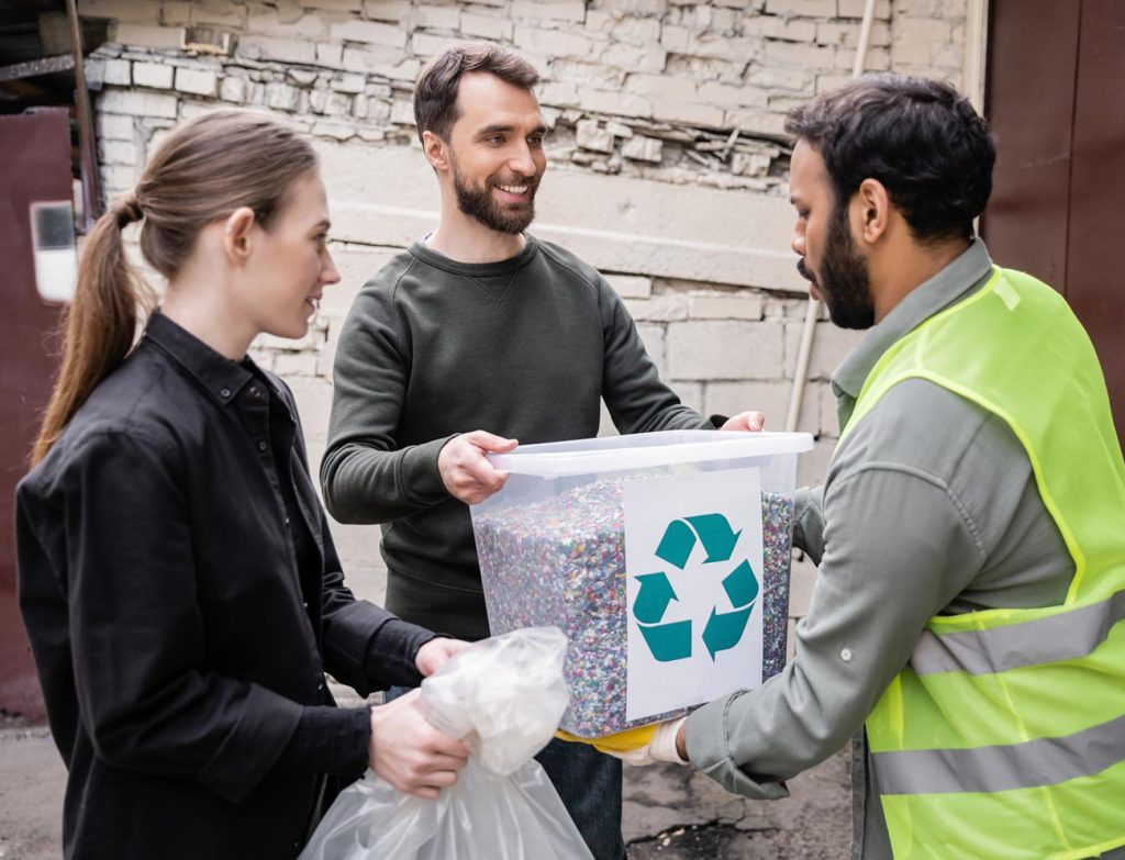 Caravana Mediului - Oameni care recicleaza